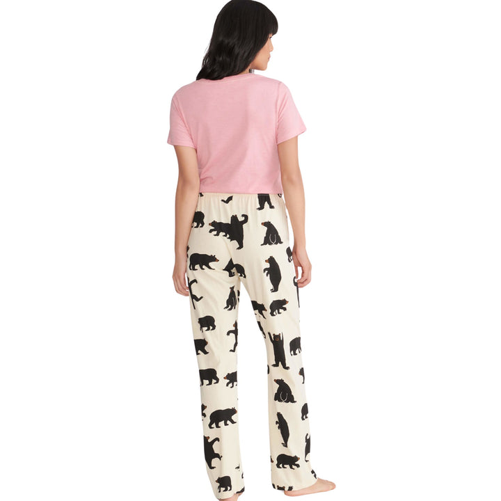 Femme portant des Pantalons de pyjama blancs avec motif d'ours noirs vue de derrière