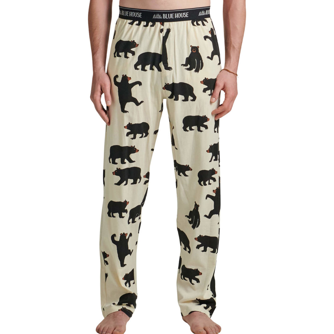Homme portant un pantalon de pyjama blanc avec ours noirs par Hatley vu de devant