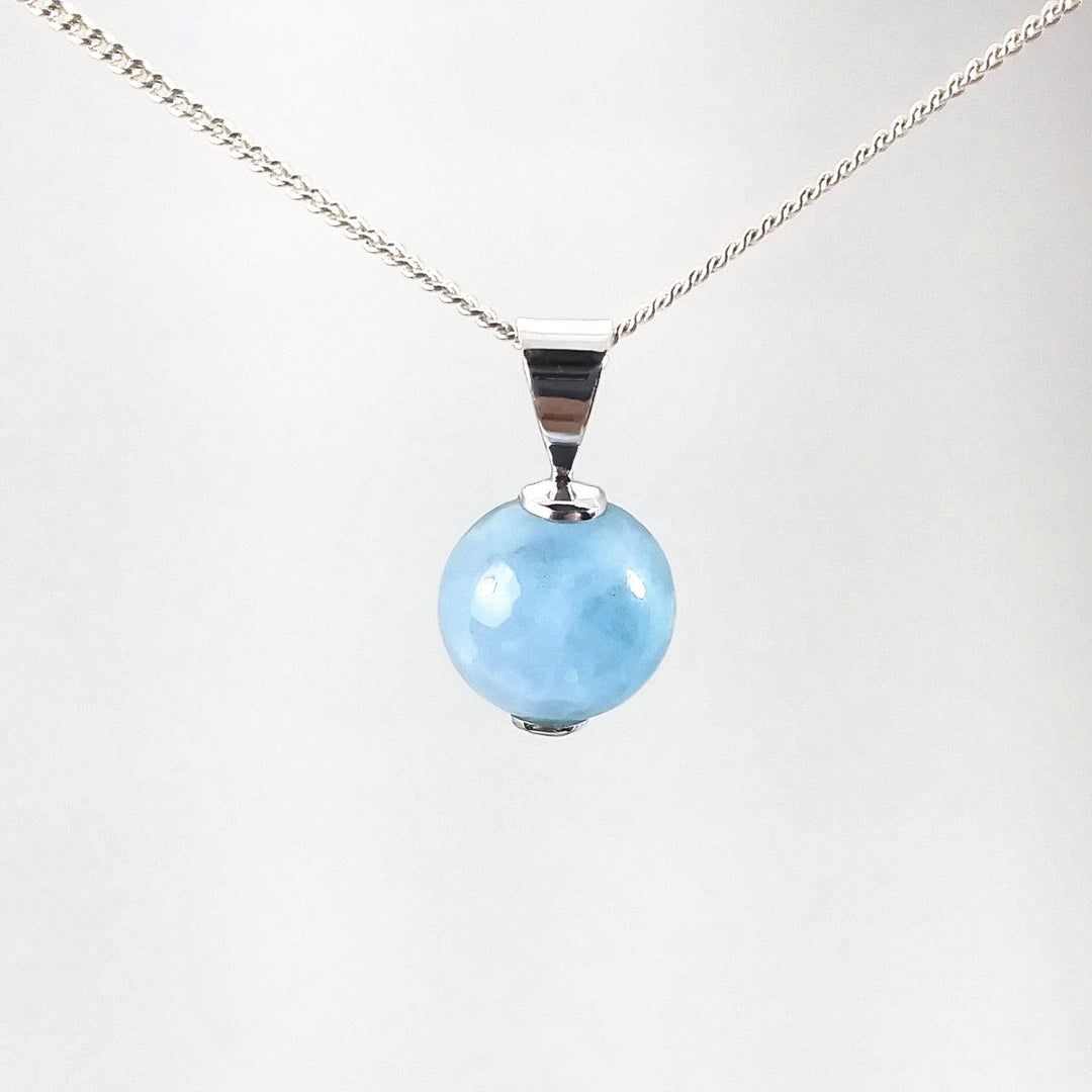 Collier argenté avec pendantif bleu pâle