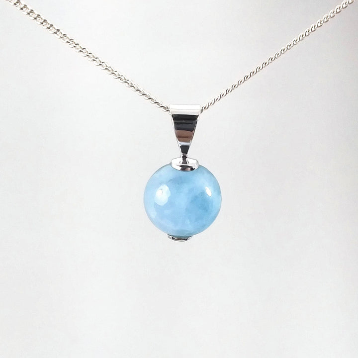 Collier argenté avec pendantif bleu pâle