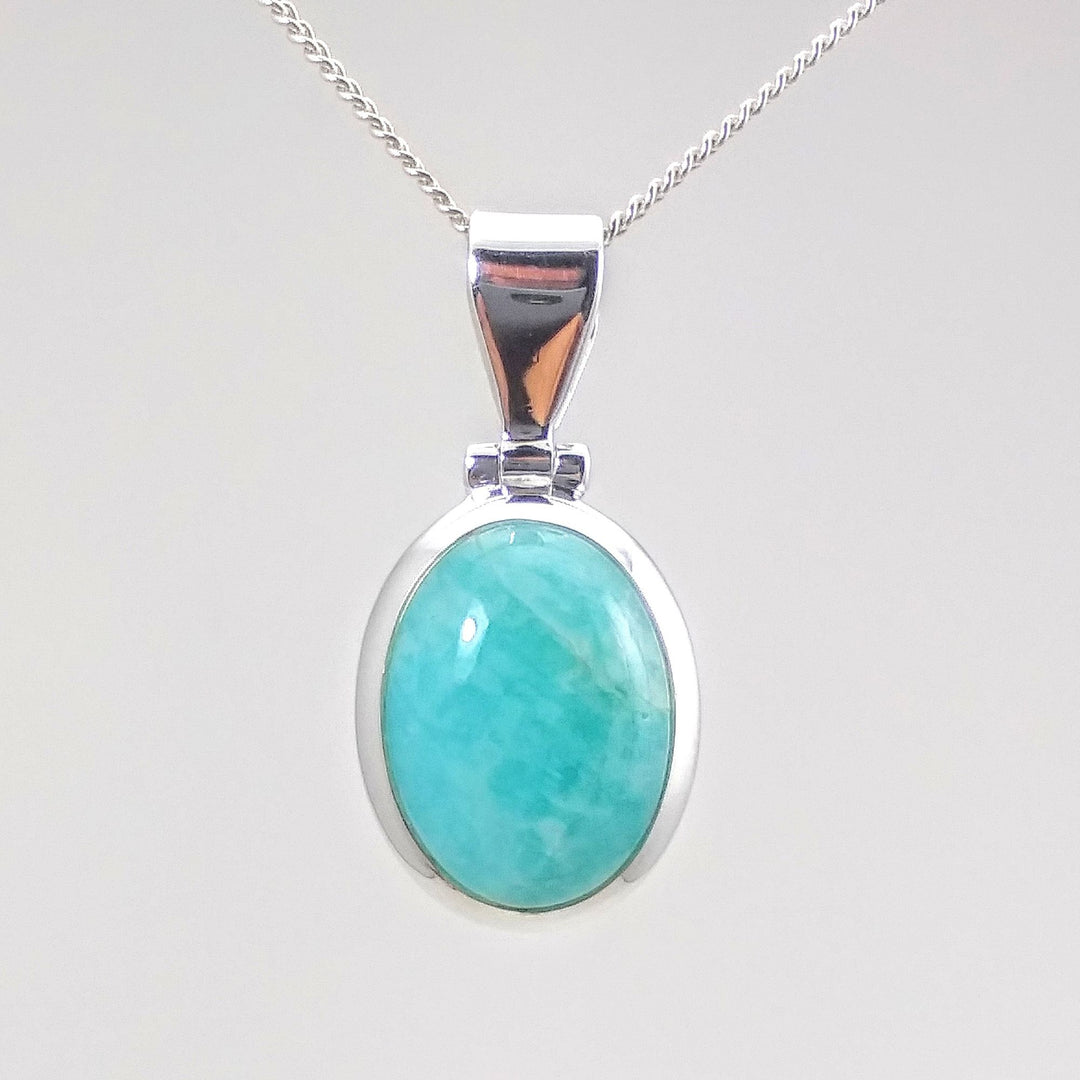 Pendentif en argent de forme ovale avec une pierre couleur turquoise