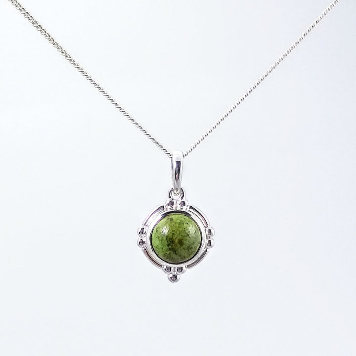 Collier avec un pendentif de gaspéite de forme ronde