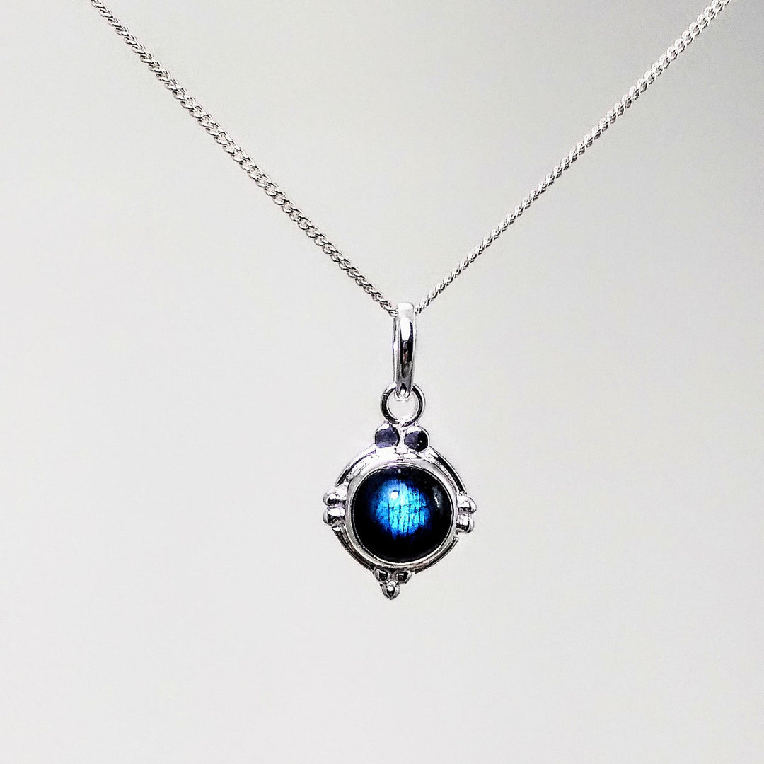 Collier avec un pendentif de labradorite de forme circulaire