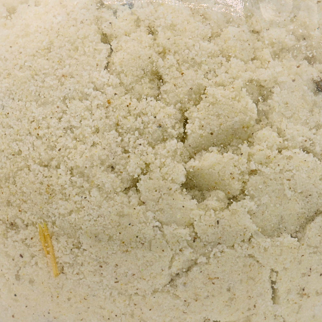 Vue rapprochée de la poudre de bain Forêt et flore par Dahlia