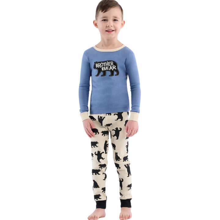 Enfant portant un Ensemble de pyjama pour enfant bleu avec un imprimé d'ours par La petite maison bleue