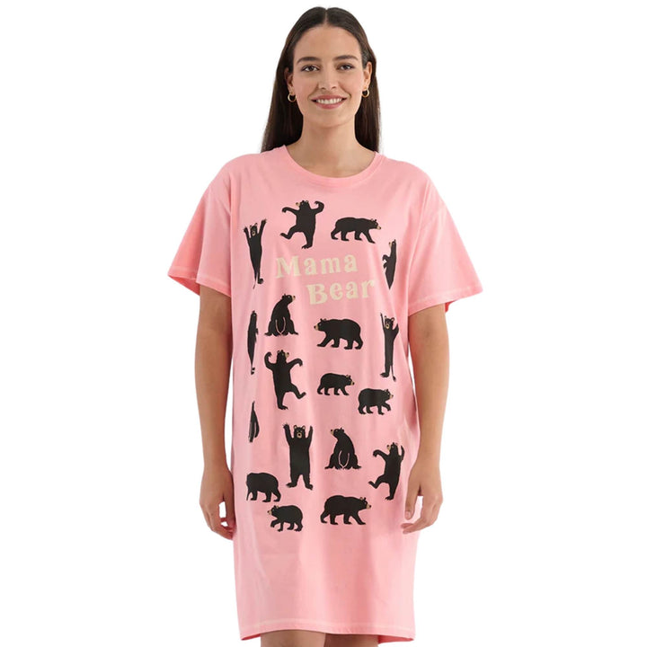 Femme portant une Robe de nuit rose avec ours noirs par La petite maison bleue
