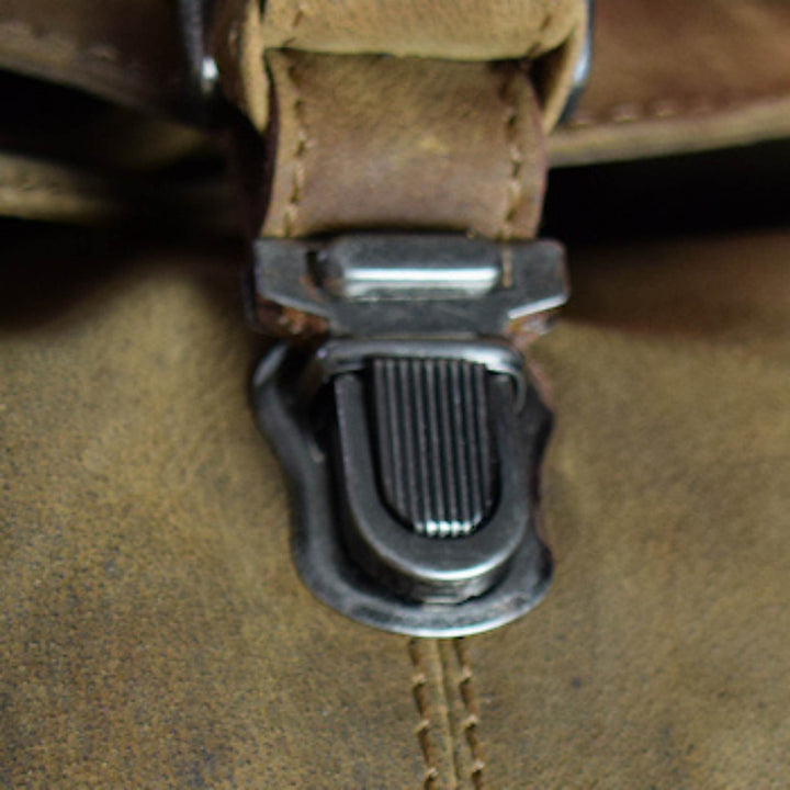 Détails de la boucle du Sac à dos en cuir de bison 2171 par Adrian Klis