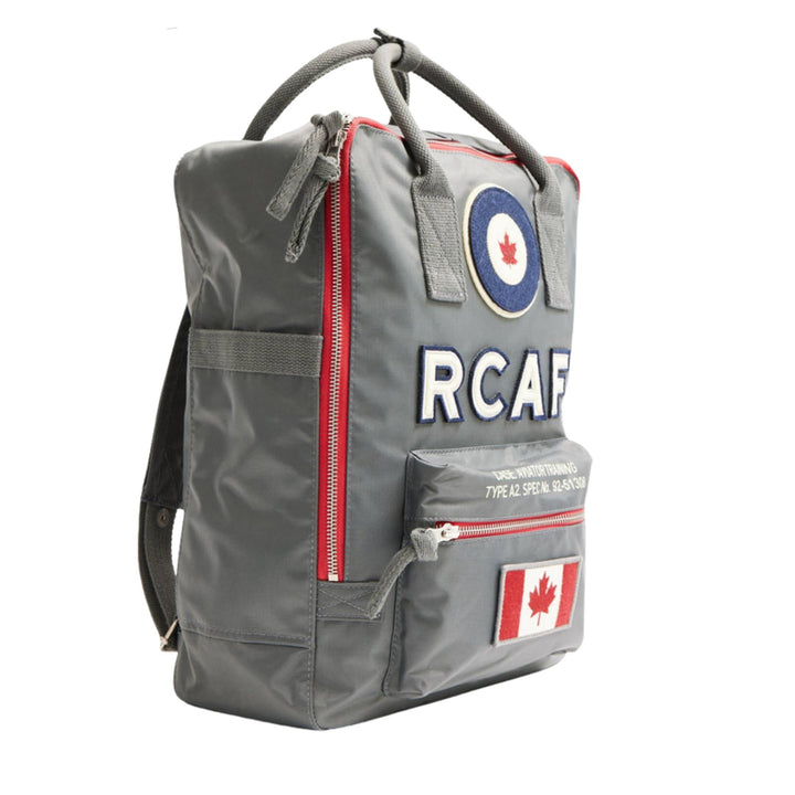Sac à dos RCAF gris par Red Canoe vu de 3/4 du côté droit