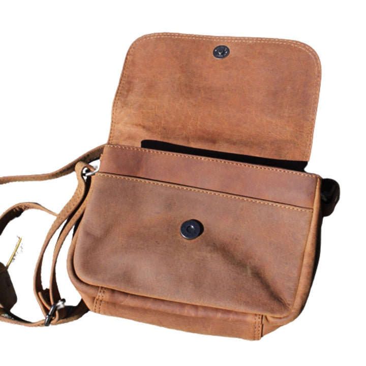 Sac à main avec bandoulière et rabat en cuir de bison par Adrian Klis vu de devant ouvert