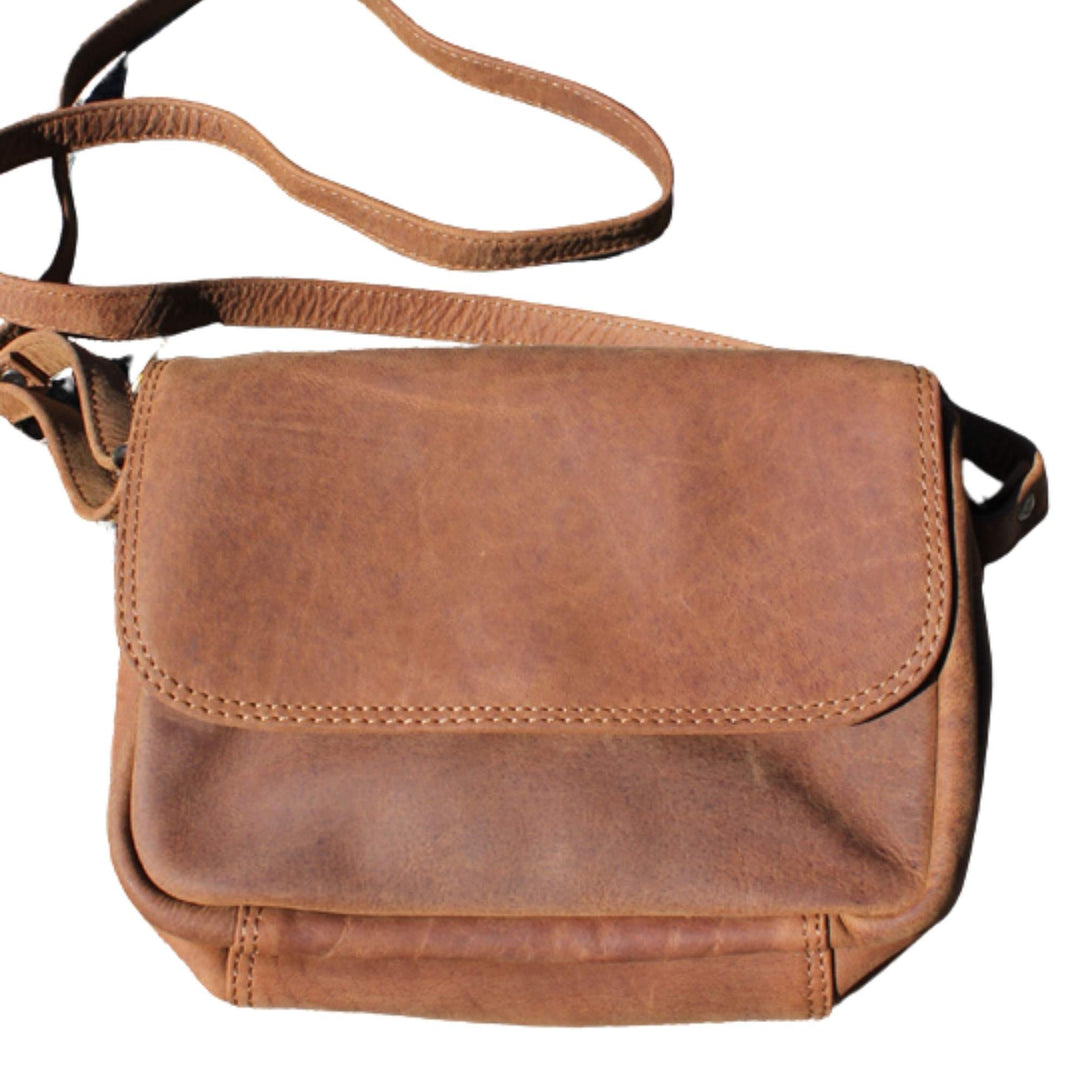 Sac à main avec bandoulière et rabat en cuir de bison par Adrian Klis vu de devant