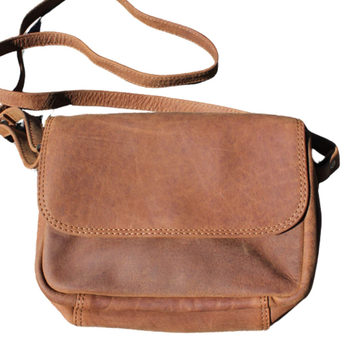 Sac à main avec bandoulière et rabat en cuir de bison par Adrian Klis vu de devant