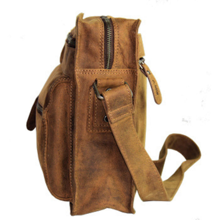 Sac à mains en cuir de bison 2590 par Adrian Klis vu de côté avec bandoulière