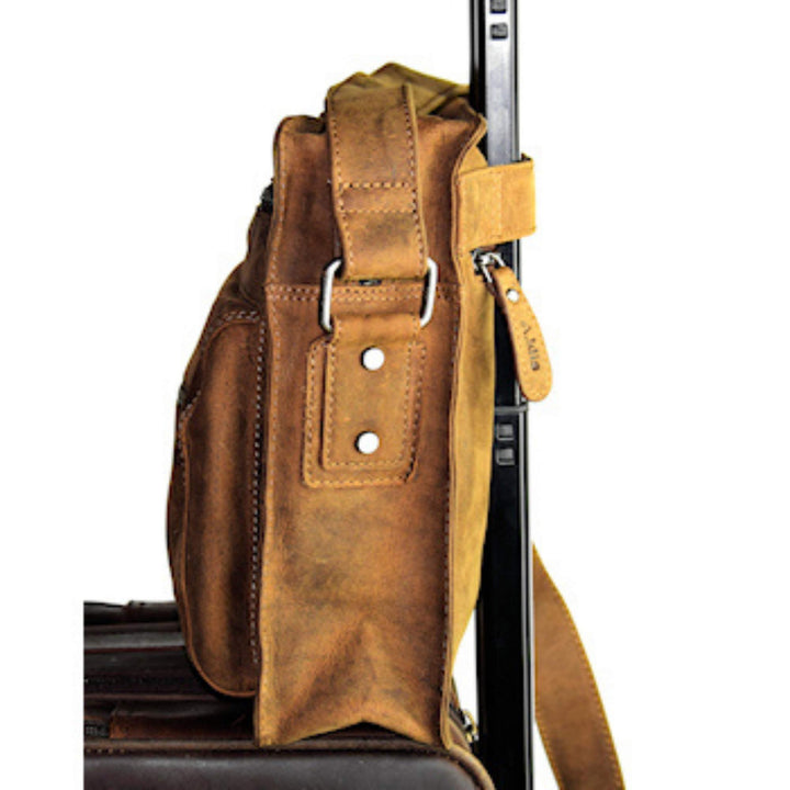 Sac à mains en cuir de bison 2590 par Adrian Klis sur une valise vu de côté