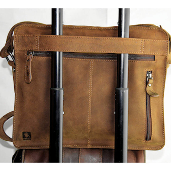 Sac à mains en cuir de bison 2590 par Adrian Klis sur une valise