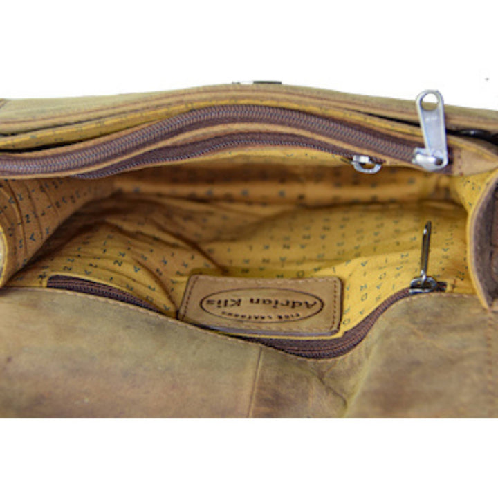 Intérieur d'une pochette d'un sac Sac en cuir de bison adrian klis 2455