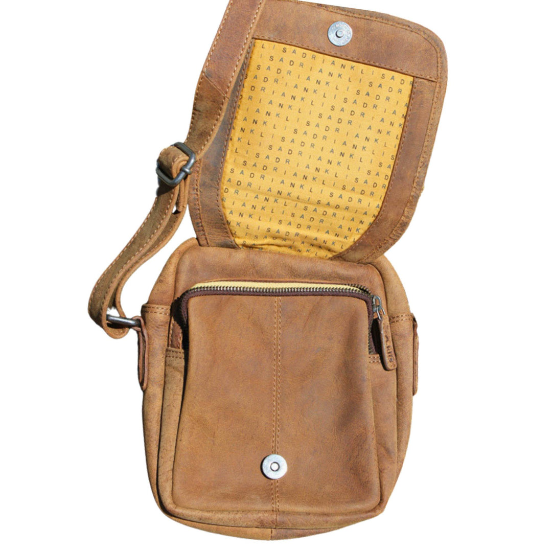 Sac en cuir de bison Adrian Klis 2925 vu de devant avec le rabat ouvert