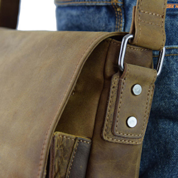 Sac Adrian Klis en cuir de bison 2908 sur mannequin avec la bandoulière