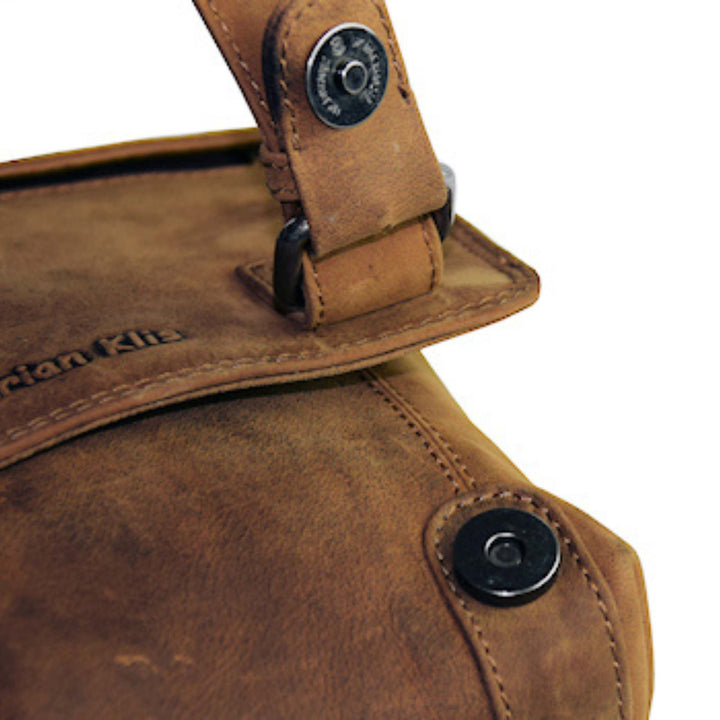 Détails des boutons à pression du Sac Adrian Klis 2923 en cuir de bison