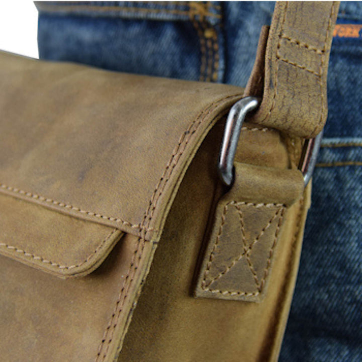 Sac Adrian Klis 2923 en cuir de bison sur mannequin