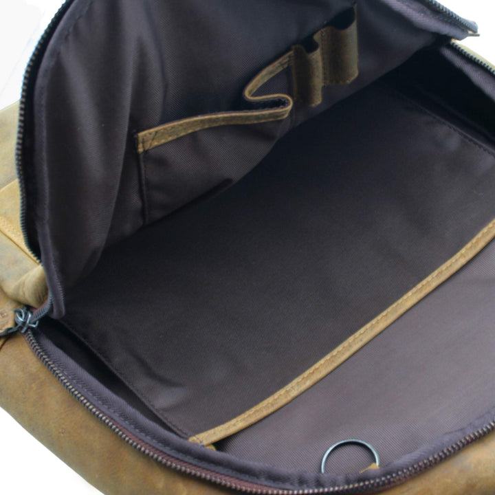 Intérieur de la 1e pochette du Sac à dos Adrian Klis en cuir de bison 2950