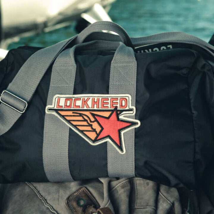 Sac Lockheed gris foncé avec poignées par Red Canoe sur une veste
