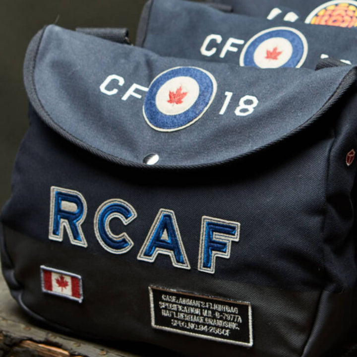 Sacs messagers RCAF CF-18 bleus par Red Canoe empilés l'un sur l'autre