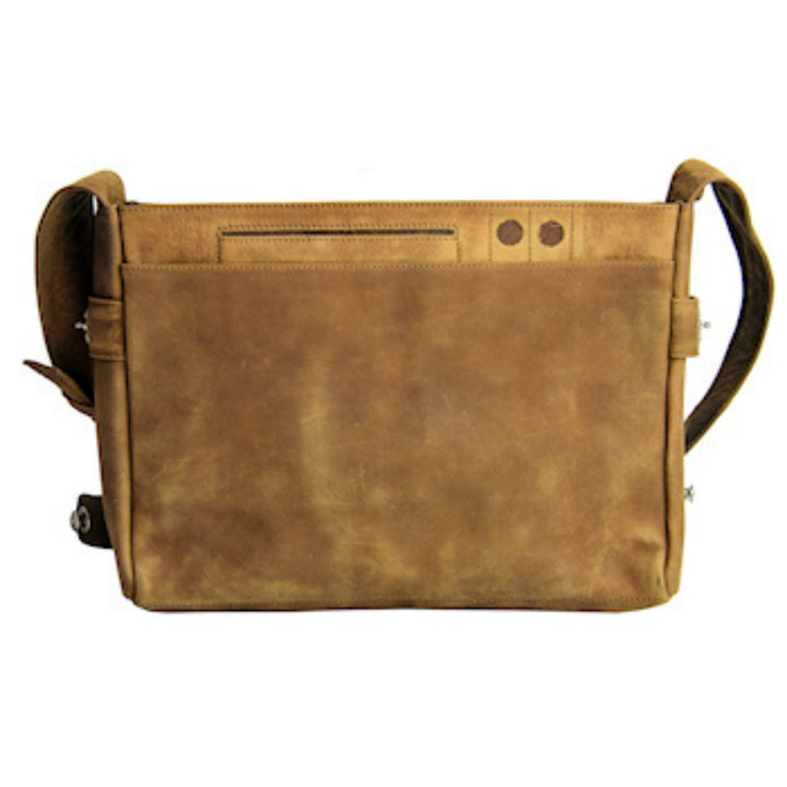 Sac de format compact en cuir de bison 2477 par Adrian klis vu de devant avec rabat ouvert