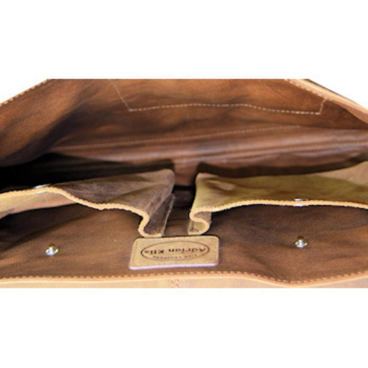 Sac de format compact en cuir de bison 2477 par Adrian klis vu de l'intérieur