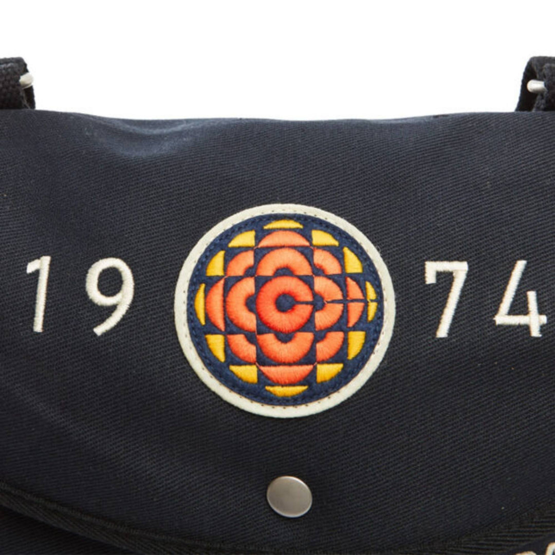 Vue rapprochée du logo CBc sur le sac messager par Red Canoe