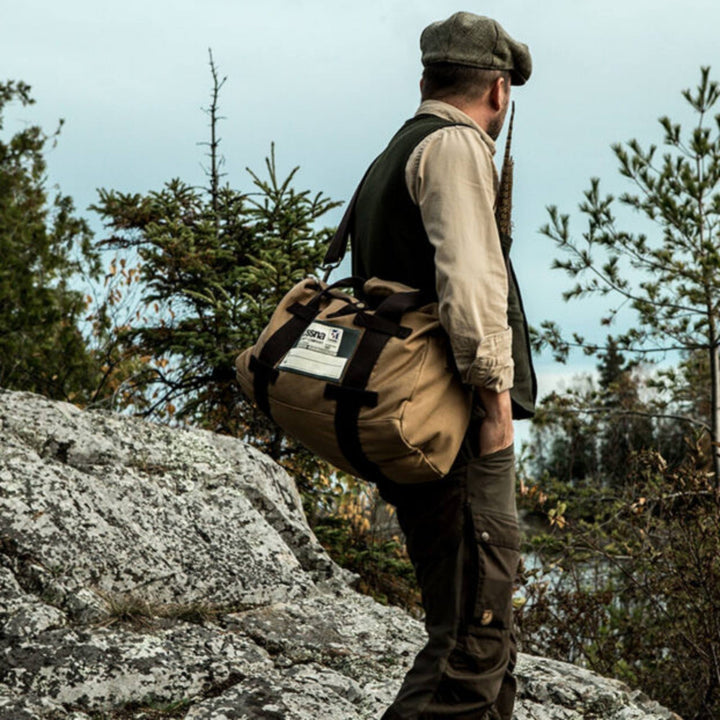 Homme avec un Sac Stow bag Cessna Tan par Red Canoe dehors