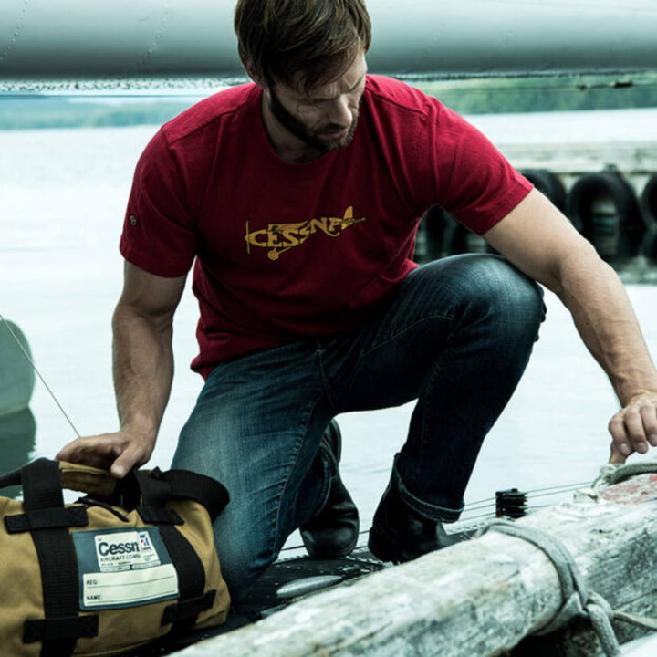 Homme avec un Sac Stow bag Cessna Tan par Red Canoe