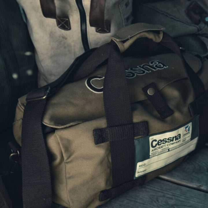 Sac Stow bag Cessna Tan par Red Canoe déposé avec d'autres sacs