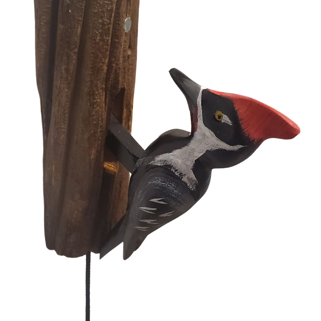 Heurtoir en bois sculpté à la main par Sculptures Tremblay en forme de grand pic vu de 3/4