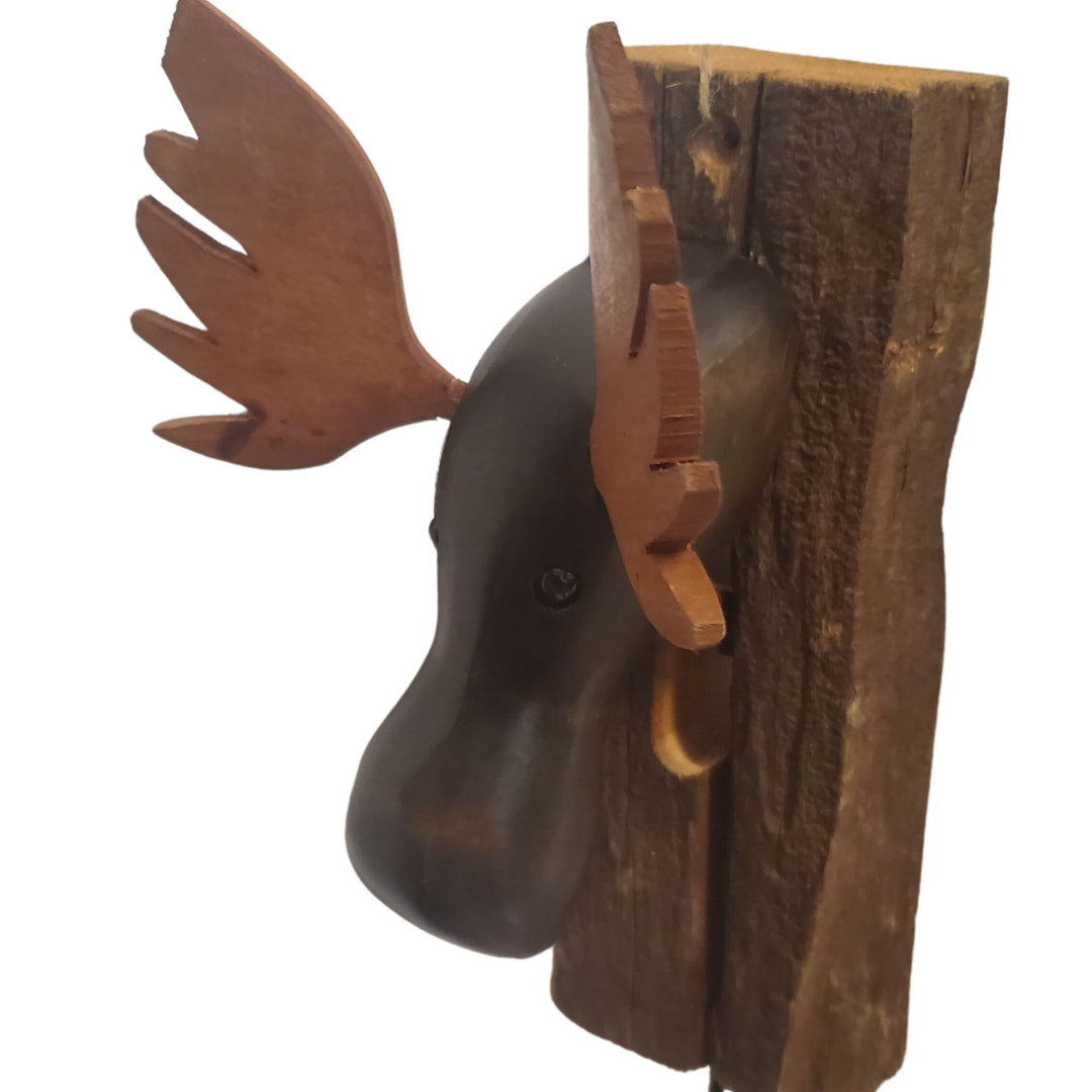 Heurtoir de porte sculpté à la main par Sculptures Trermblay en forme d'orignal vu de 3/4