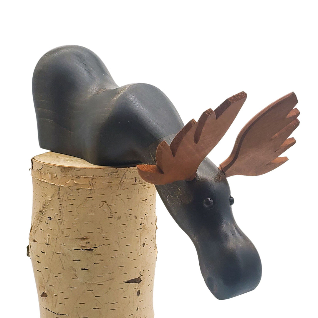Sculpture en bois d'orignal curieux vue de 3/4