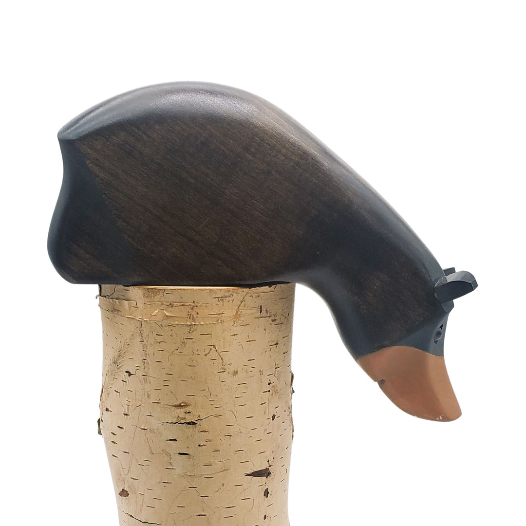Ours en bois sur une bûche par Sculpture Tremblay vu de côté