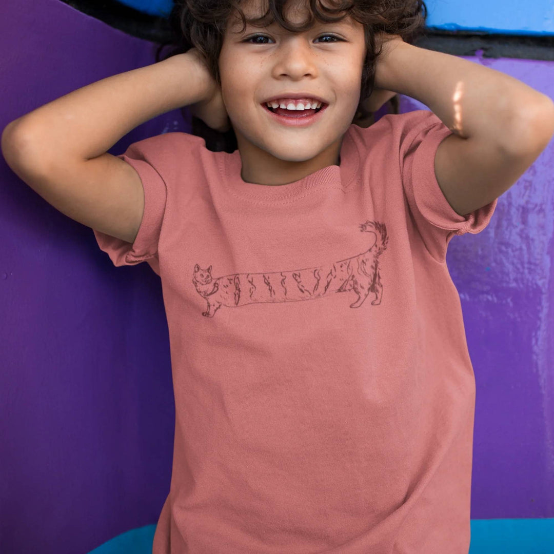 Enfant portant un t-shirt rose avec un chat-saucisse par KM54