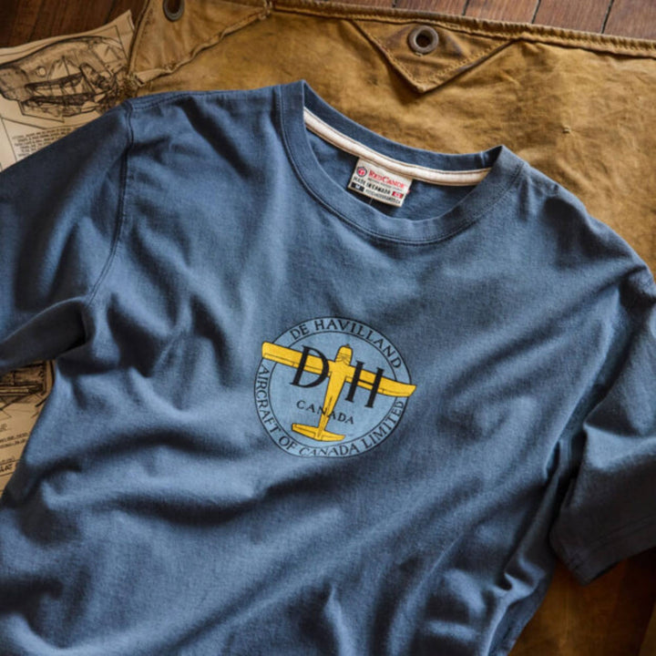 T-shirt de Havilland bleu pour homme par Red Canoe déposé dur le sol