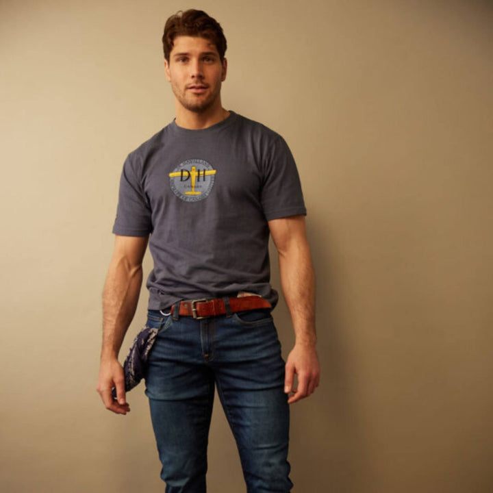 Homme debout portant un T-shirt de Havilland bleu pour homme par Red Canoe