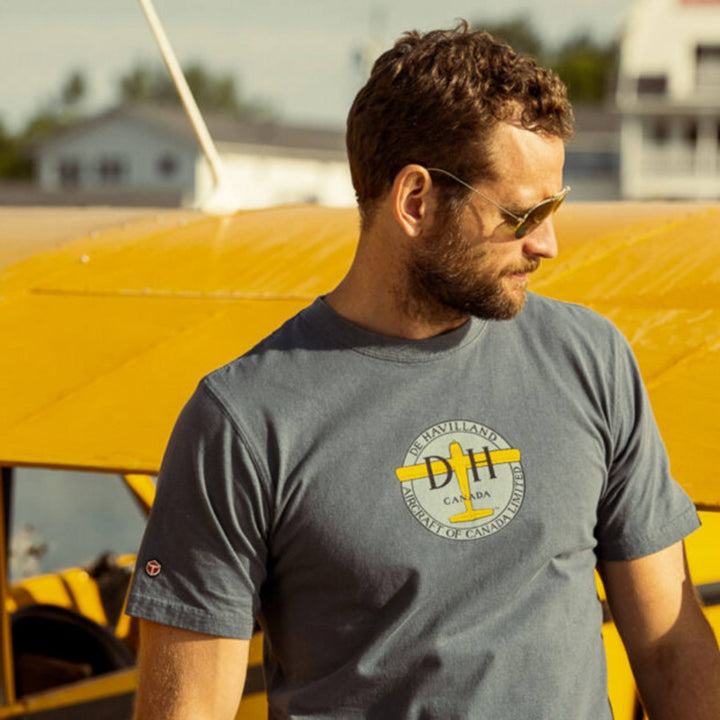 Homme dehors portant un T-shirt de Havilland bleu pour homme par Red Canoe