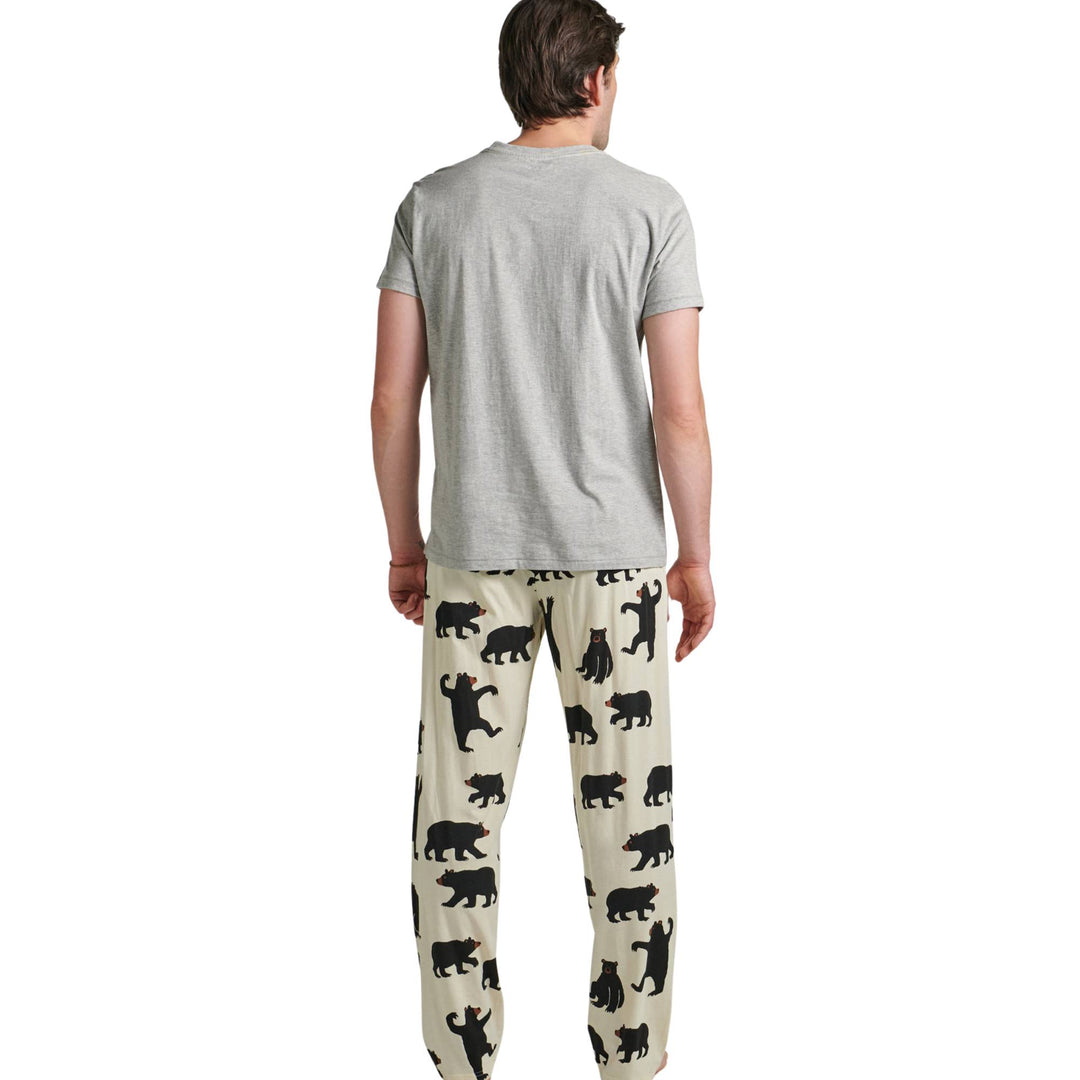 Homme portant un T-shirt gris avec ours noir par La petite maison bleue vu de derrière