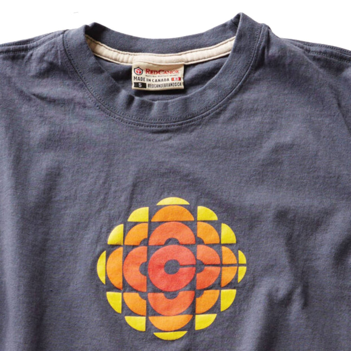 Deatils motifs du T-shirt CBC Radio canada bleu pour homme par Red Canoe
