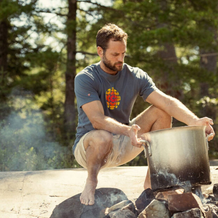 Homme portant un T-shirt CBC Radio canada bleu pour homme par Red Canoe avec une chaudière