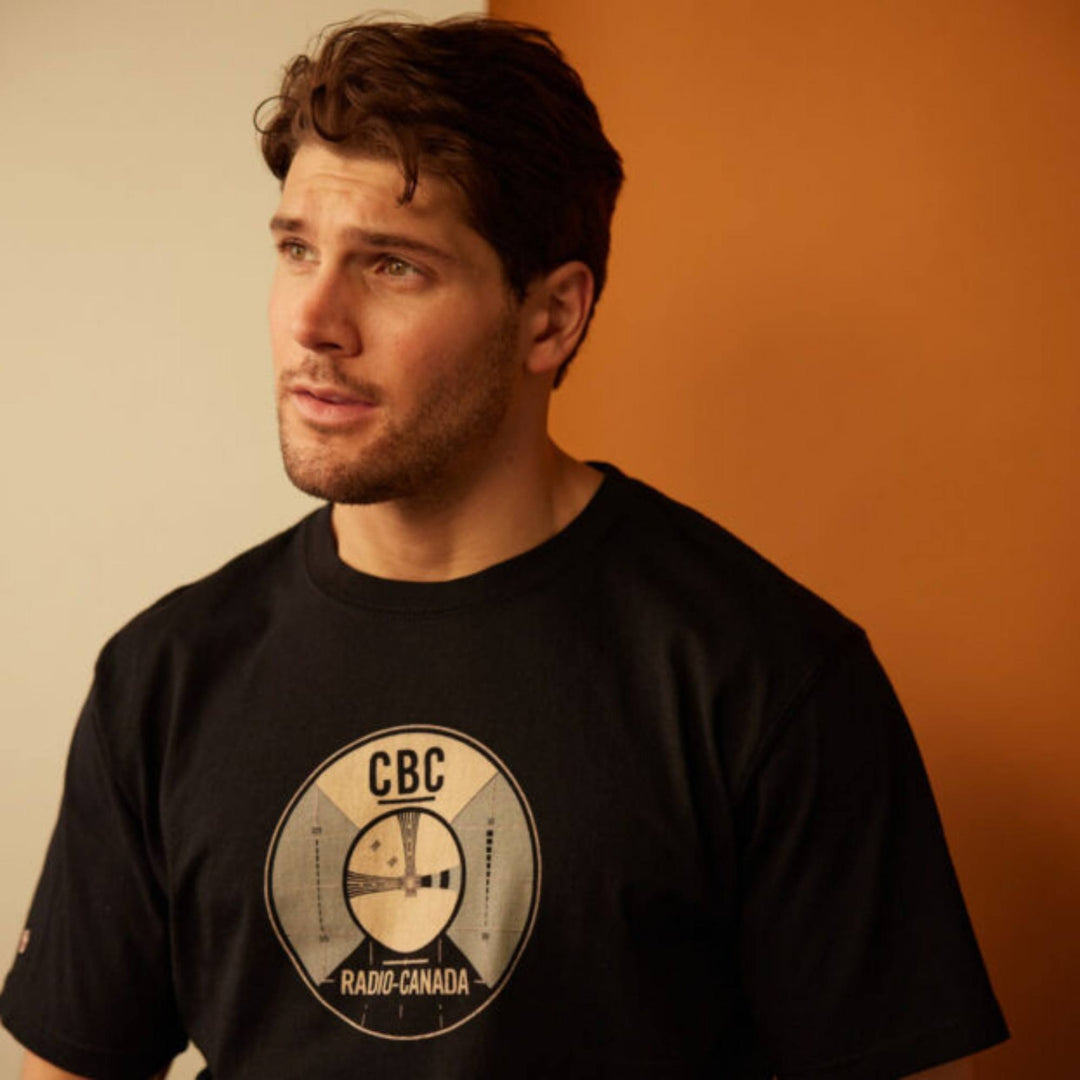 Homme portant un T-shirt CBC Radio-canada Test noir par Red Canoe