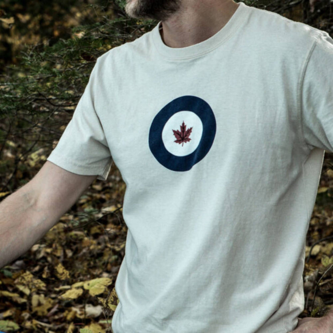 Mannequin portant un T-shirt RCAF blanc pour homme par Red Canoe dehors