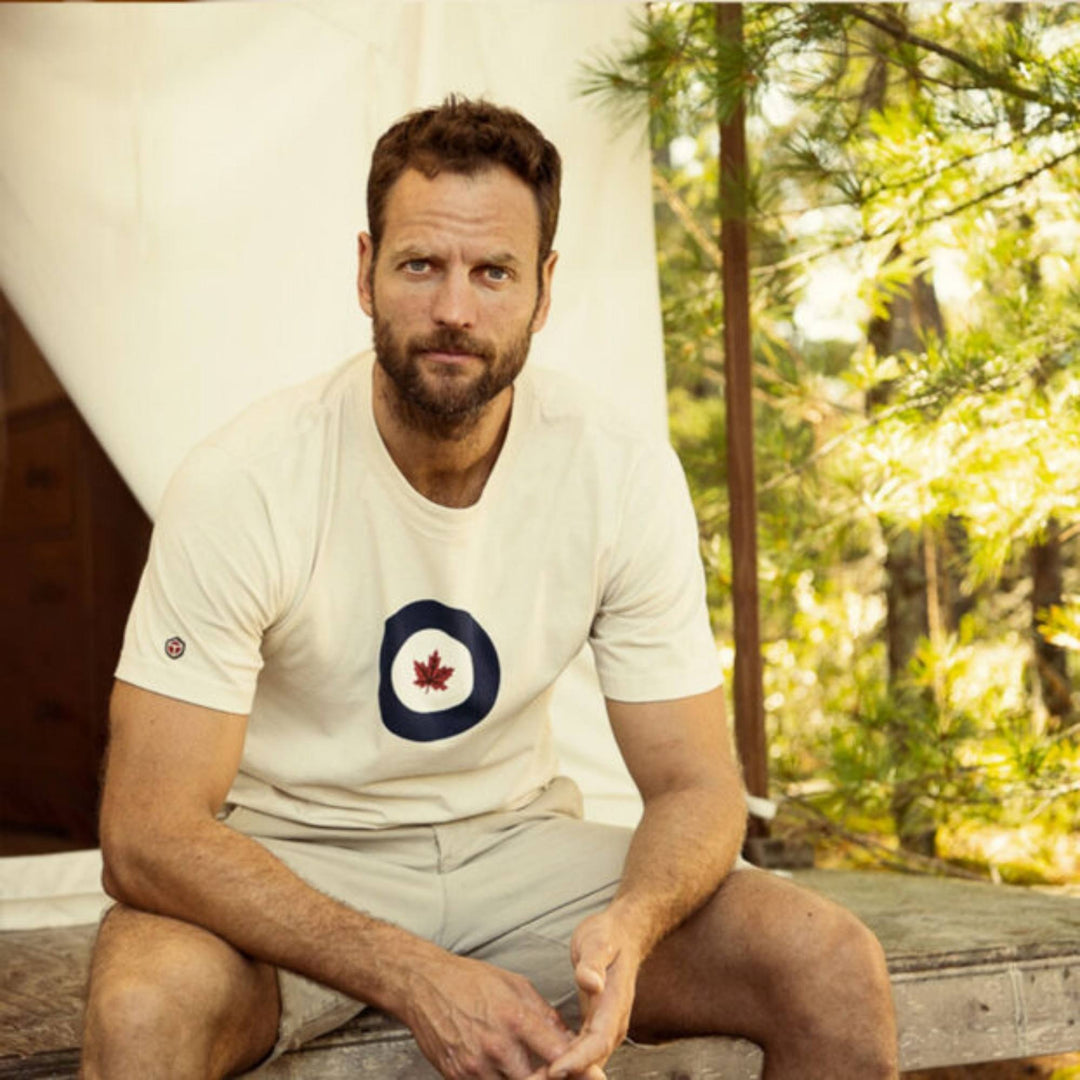 Homme dehors portant un T-shirt RCAF blanc pour homme par Red Canoe