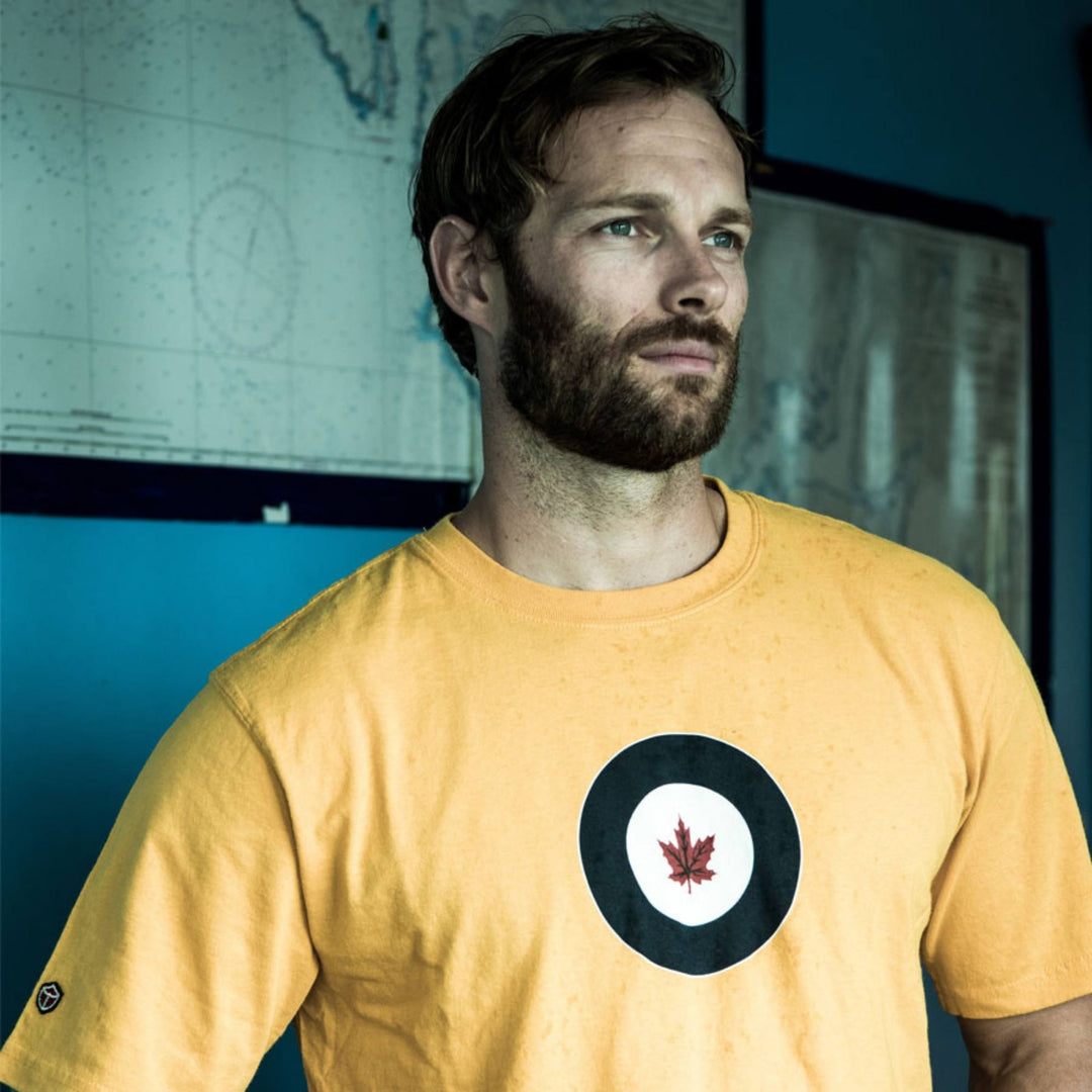 Homme portant un T-shirt RCAF jaune pour homme par Red Canoe