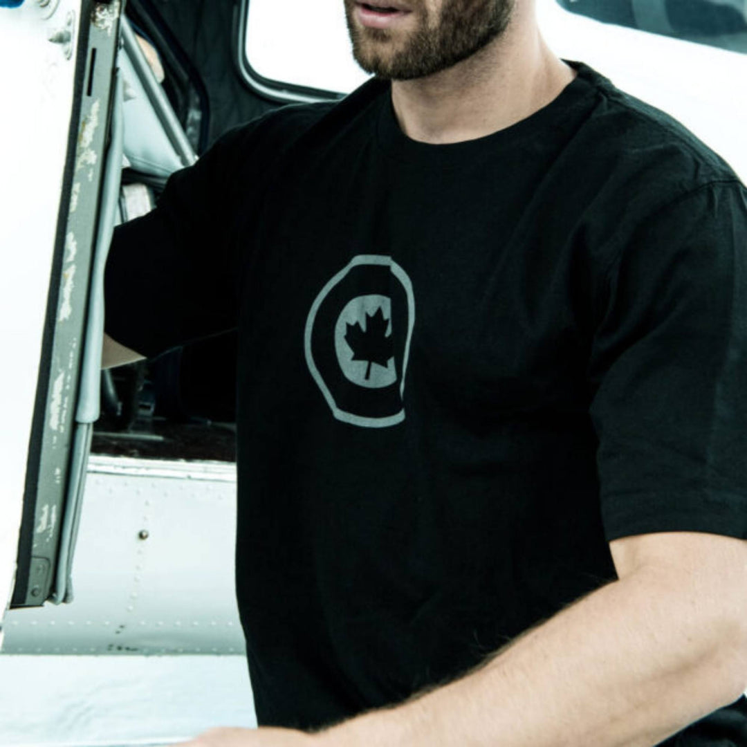 Homme portant un T-shirt RCAF noir pour homme par Red Canoe