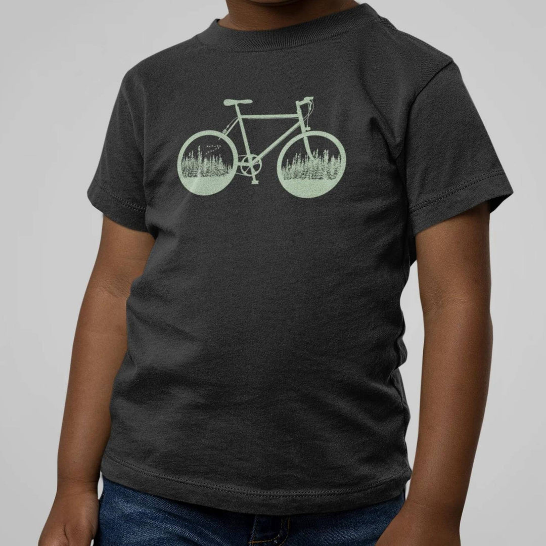 Enfant portant un t-shirt Vélo Forêt charcoal par KM54