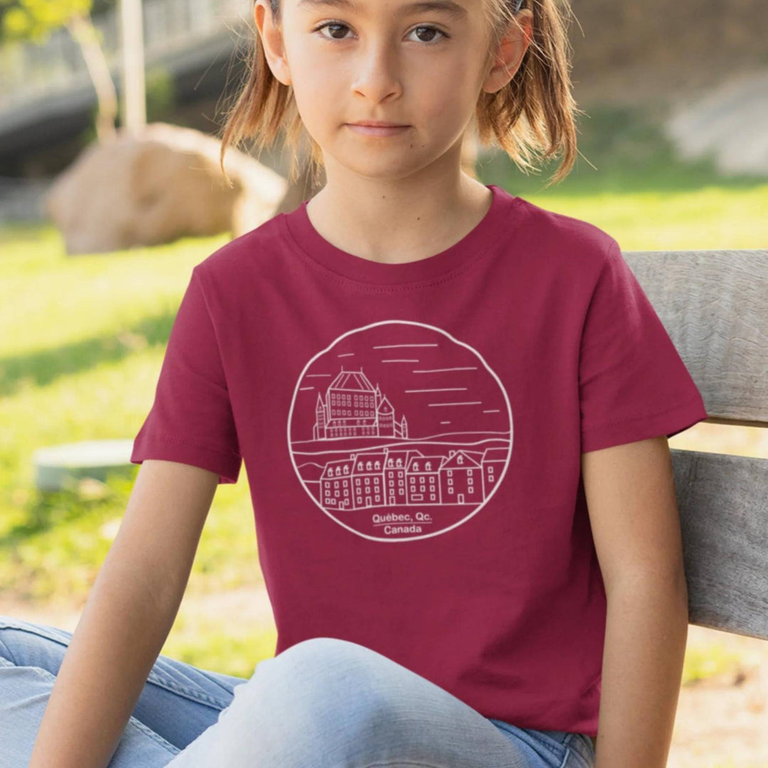 Enfant portant un t-shirt bordeaux Vieux-Québec par KM54